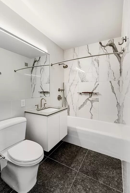 Building Photo - 320 W 71st St