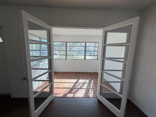 Building Photo - 903 SW 15th Ave