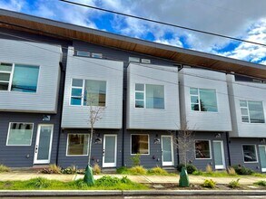 Building Photo - Modern 3-Level Townhome (2020) with Private Garage, Roof Deck & A/C