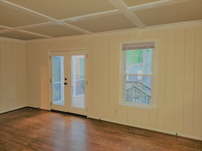 Building Photo - Huge 5 bedroom upgraded Colonial with larg...