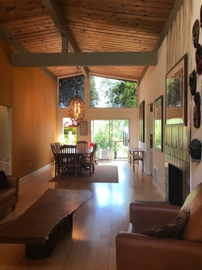 Building Photo - 3+ Bedroom Custom Eastside Home