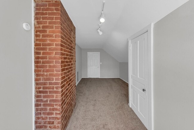 Building Photo - NORWOOD - Immaculate 1 bed efficiency unit on top floor of 4 family