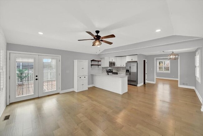 Building Photo - 10523 Howard Ave