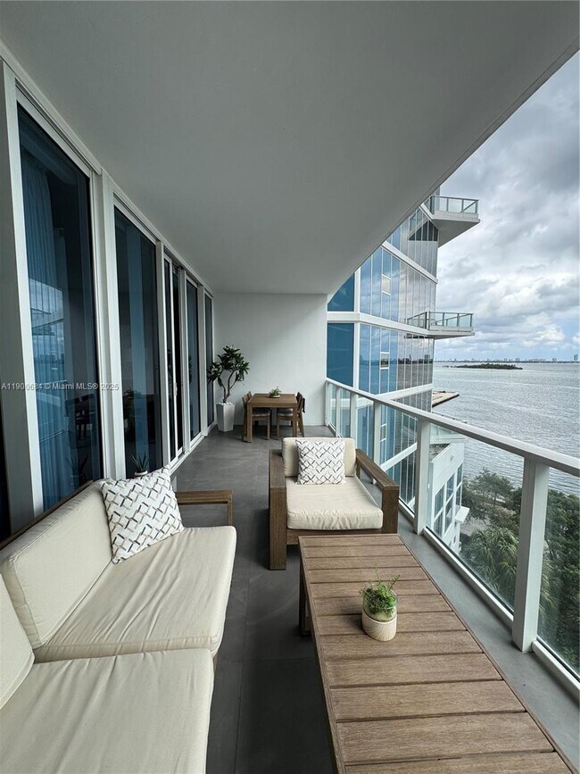 Building Photo - 2020 N Bayshore Dr