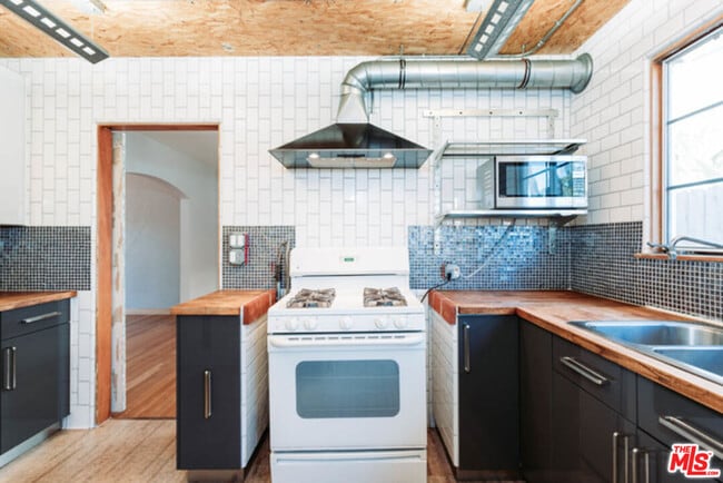 Building Photo - 10961 Strathmore Dr