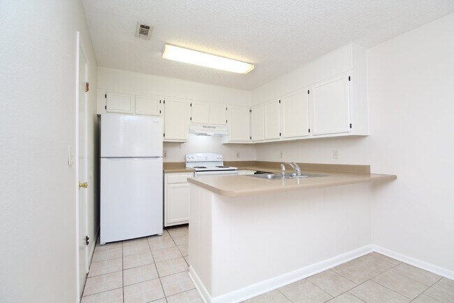 Building Photo - Gulf Breeze 2BR Apartment in Greenbriar with Large Bedrooms, Fenced Patio, Huge Backyard & Water/...