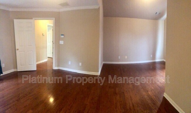 Building Photo - 3335 Woodside Ct
