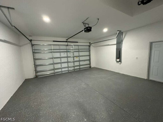 Building Photo - 612 Ames St E