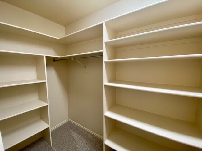 Building Photo - SPACIOUS HOME FOR RENT!