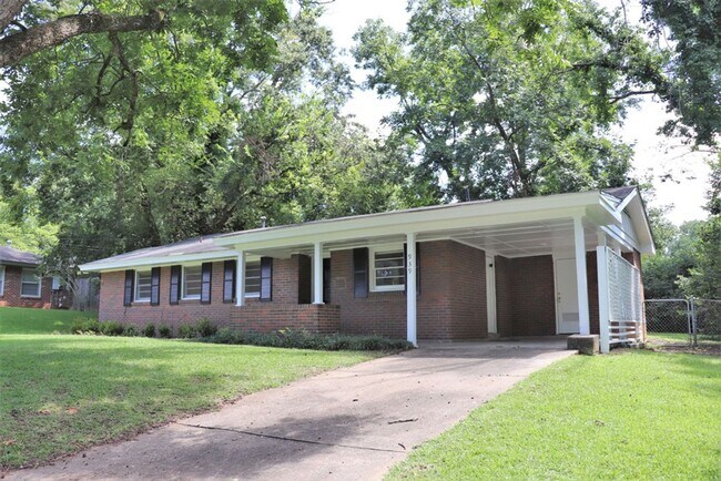 Building Photo - 3-Bedroom thats move-in ready and just wai...