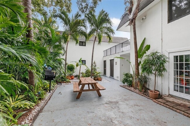 Building Photo - 615 NE 26th St