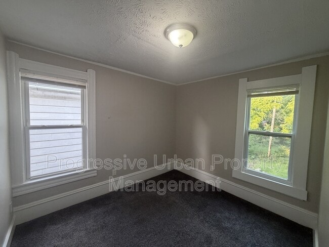 Building Photo - 1515 E 81st St