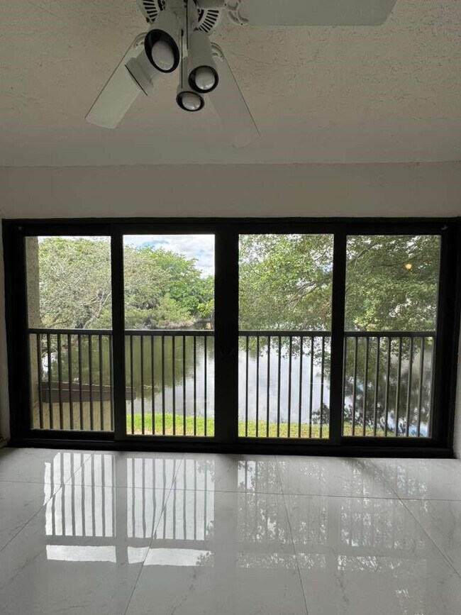 Building Photo - 3167 Cocoplum Cir