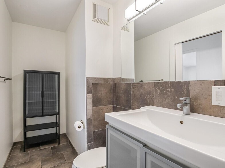 Building Photo - 1455 N Sandburg Ter