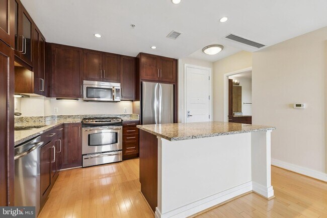 Building Photo - 8220 Crestwood Heights Dr