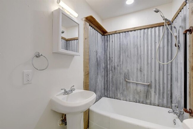 Building Photo - 302 Olive St