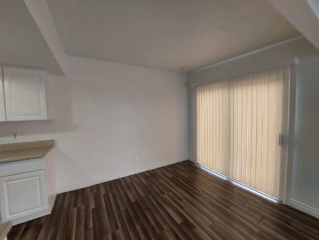 Building Photo - Upstairs 2BD/1.5BA Condo with Washer/Dryer...