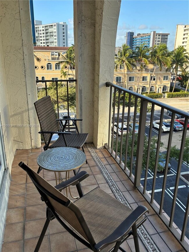Building Photo - 400 N Riverside Dr