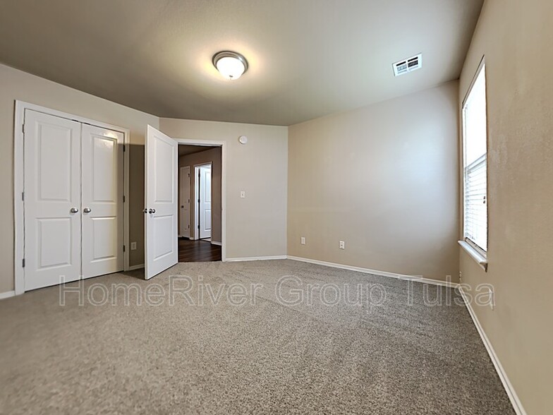 Building Photo - 9016 N 156th E Ave