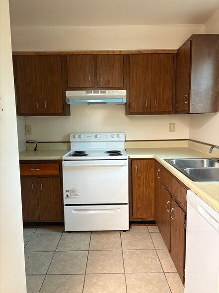 Kitchen - 49 Vinway Ct