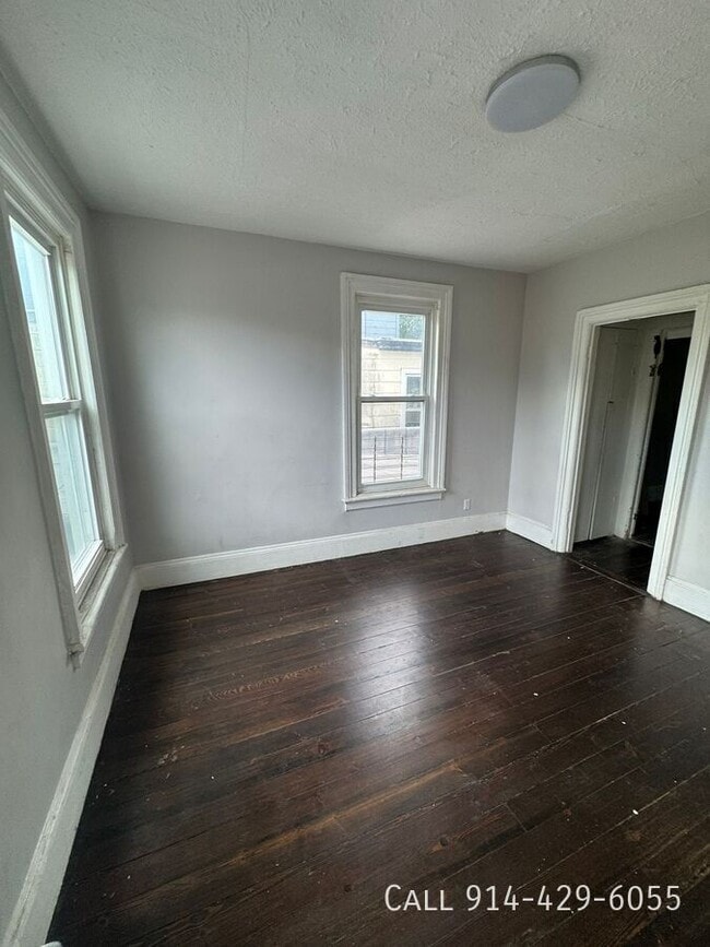 Primary Photo - 125 W Sidney Ave