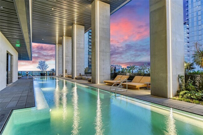 Building Photo - 610 Davis St