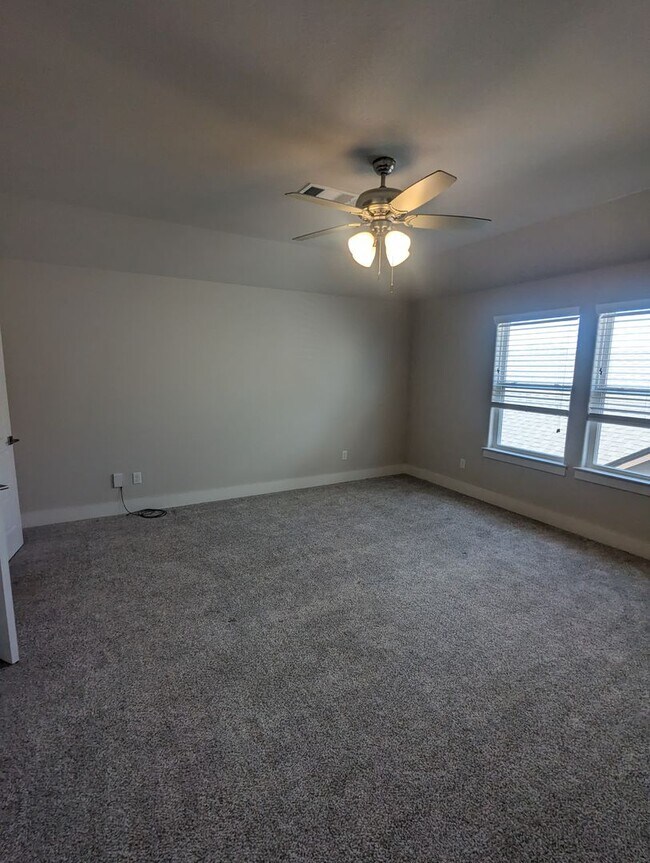 Building Photo - 4/2.5/2 - Beautiful 2 story/ PRIVATE PARKING!! GODLEY ISD