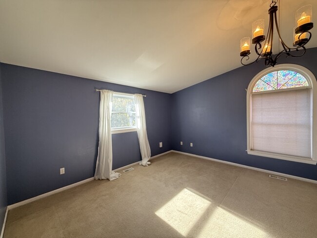 Building Photo - 2447 Roanoke Dr