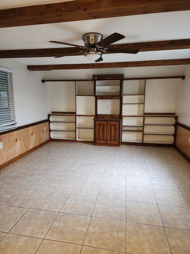 Building Photo - House For Rent