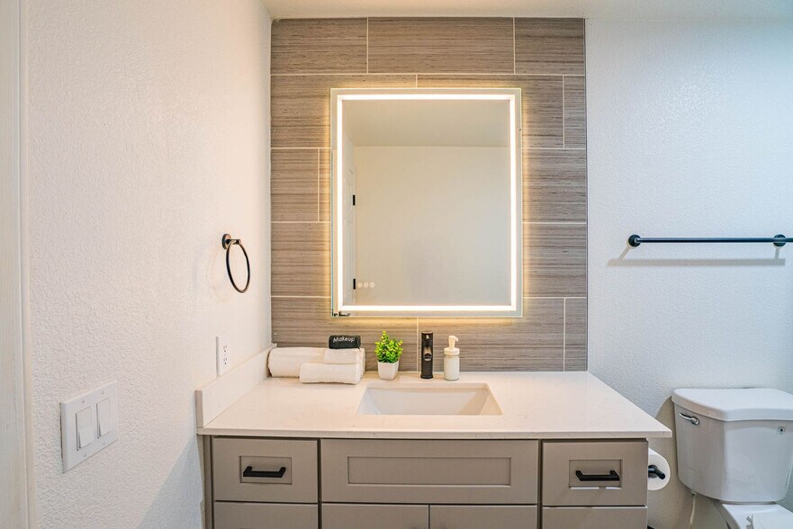 Building Photo - 6610 N 93rd Ave