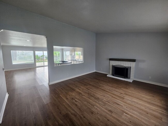 Building Photo - 3 bed 2 bath house + Den
