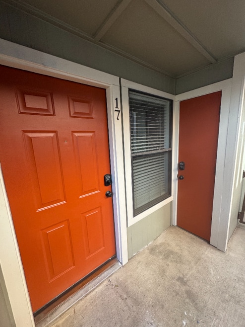 Building Photo - 518 E 7th St