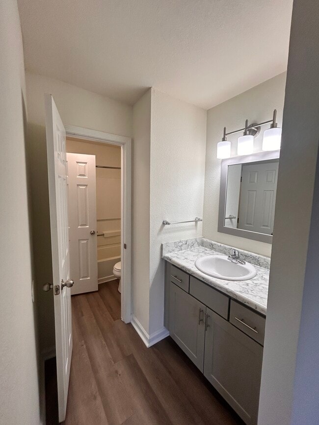 Building Photo - 1121 Fords Pointe Cir