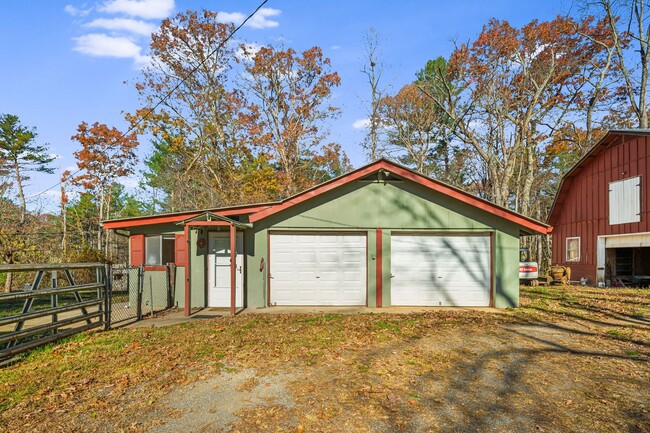 Building Photo - Rare 1-Bedroom in Fairview with Bonus Room...