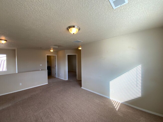 Building Photo - 3 Bedroom Home Available Near Unser Blvd NW & Rainbow Blvd NW!