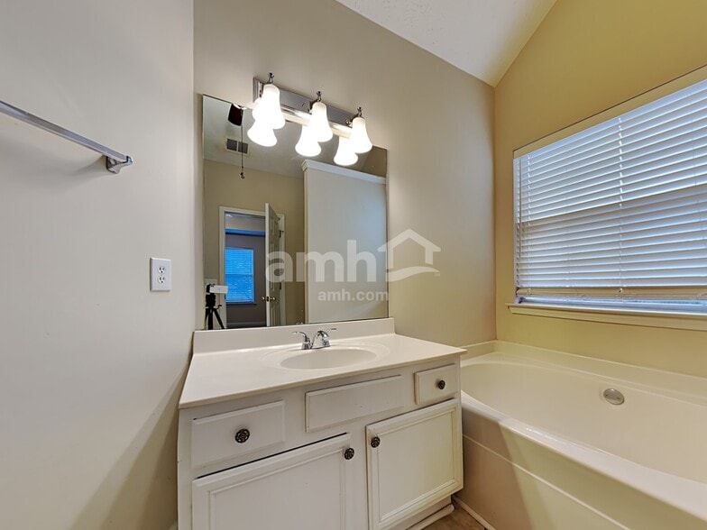 Building Photo - 6035 Savannah Dr