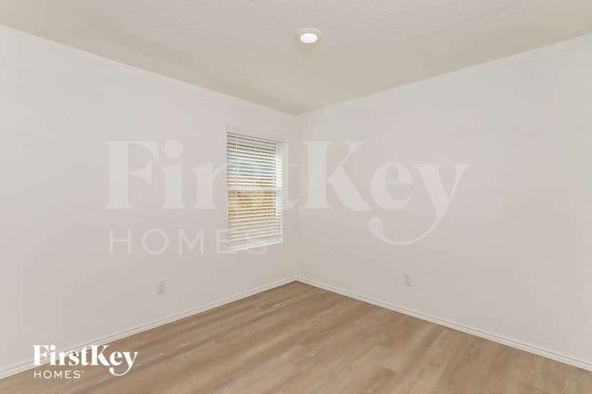 Building Photo - 10610 McClintock Dr