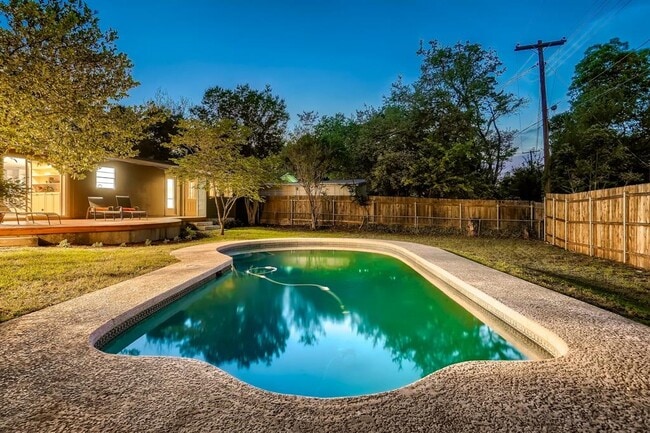 Building Photo - 5325 Western Hills Dr