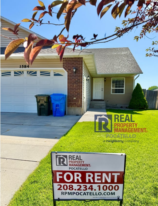 Building Photo - MOVE IN SPECIAL - 5 Bedroom 3.5 Bath Duple...