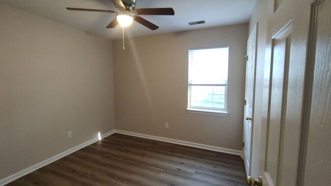 Building Photo - 813 S Dogwood Ln