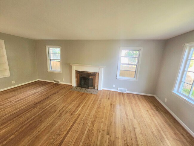 Building Photo - Spacious 4bd apt | Laundry hooks ups | Off street parking