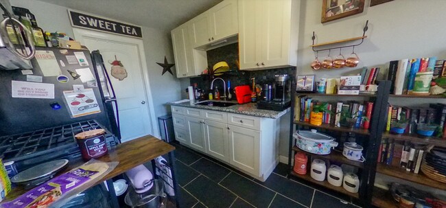 Building Photo - Close to Shopping Center + Shared Off-Stre...