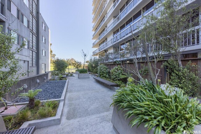 Building Photo - 2200 Sacramento St