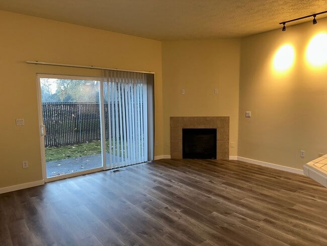 Building Photo - Francis Avenue