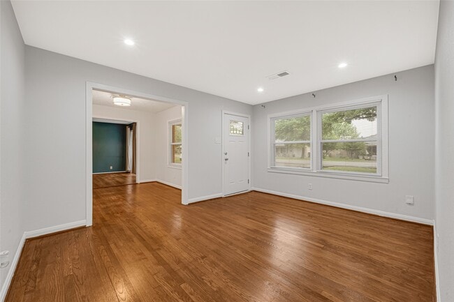 Building Photo - 501 Jerry St