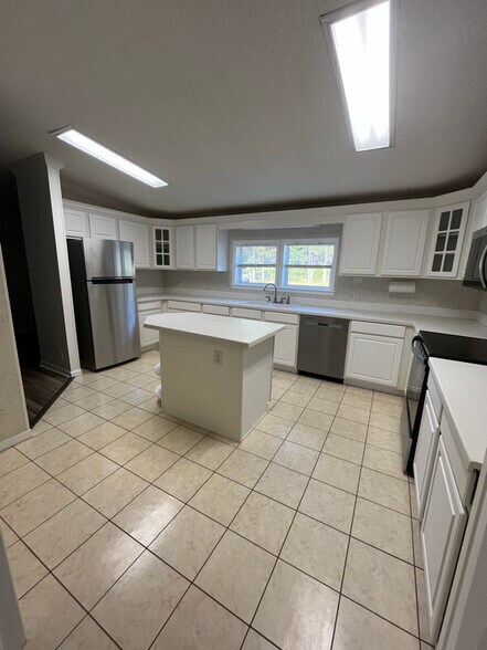 Building Photo - 16 Madison Dr