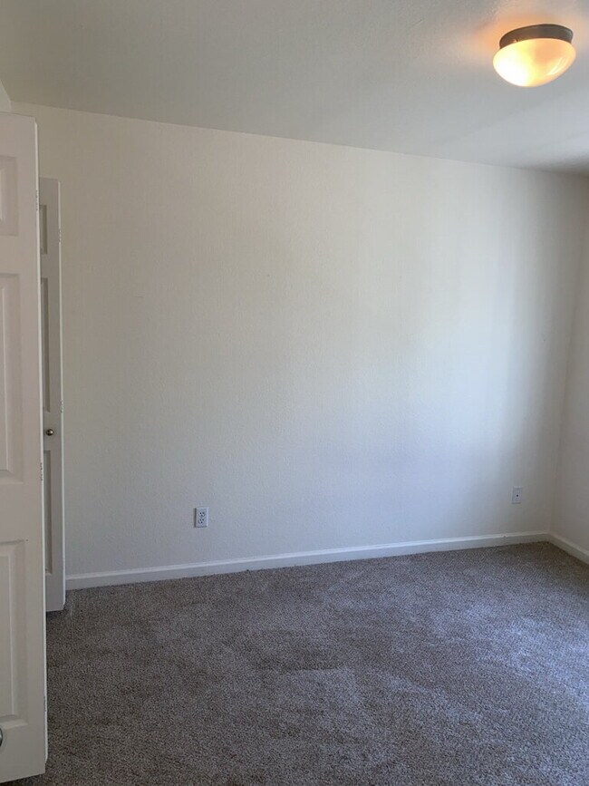 Building Photo - Great Green Valley Ranch Condo!