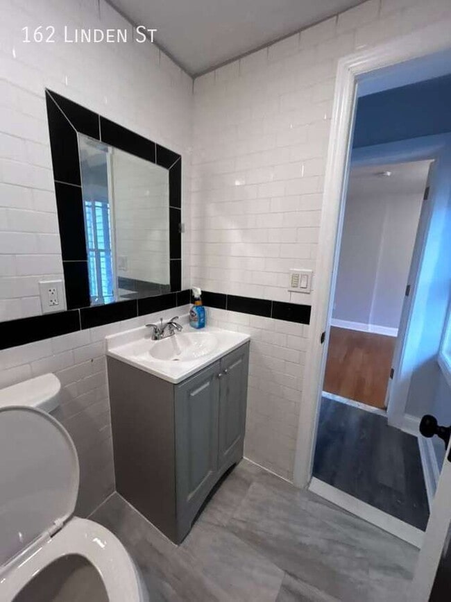 Building Photo - 162 Linden St