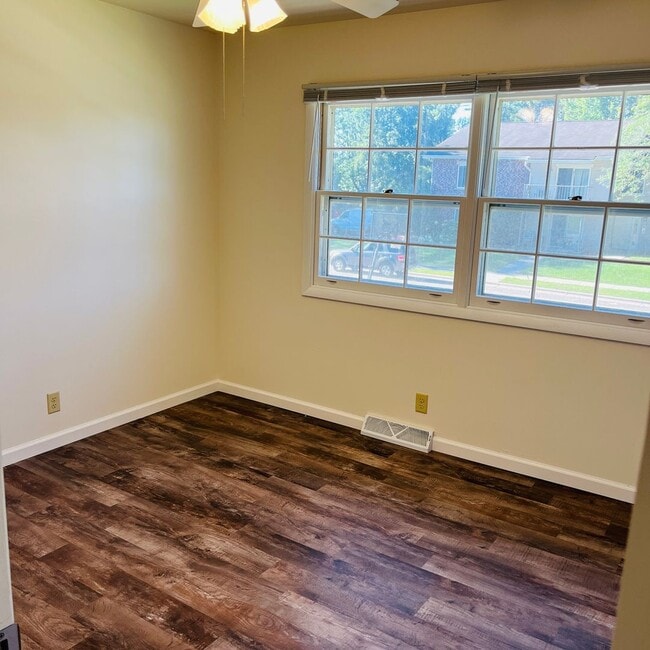 Building Photo - Beautifully remodeled 3 bedroom, 2 bath duplex in Royal Oaks Neighborhood