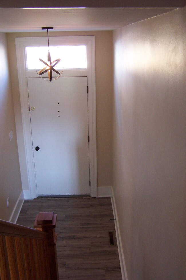 Entry - 26 E Pomfret St